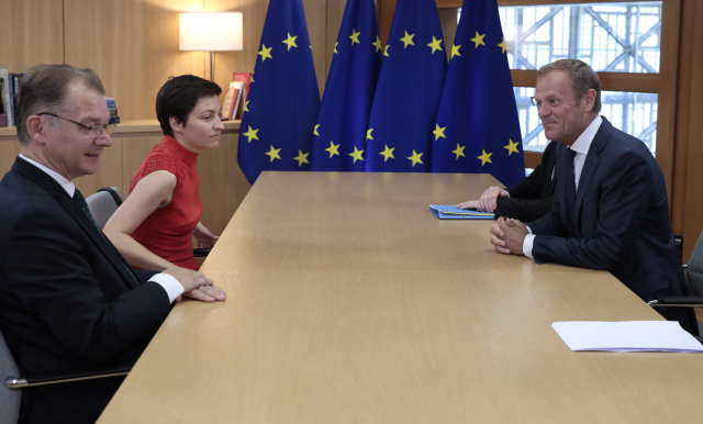 Předseda Evropské rady Donald Tusk (vpravo).