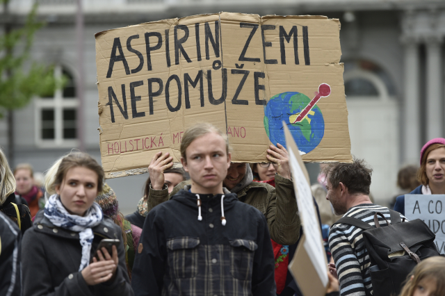 Protestující lidé na Moravském náměstí v Brně, aby upozornily na klimatické změny a nečinnost politiků.