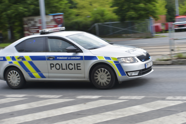 Na snímku policejní vůz.
