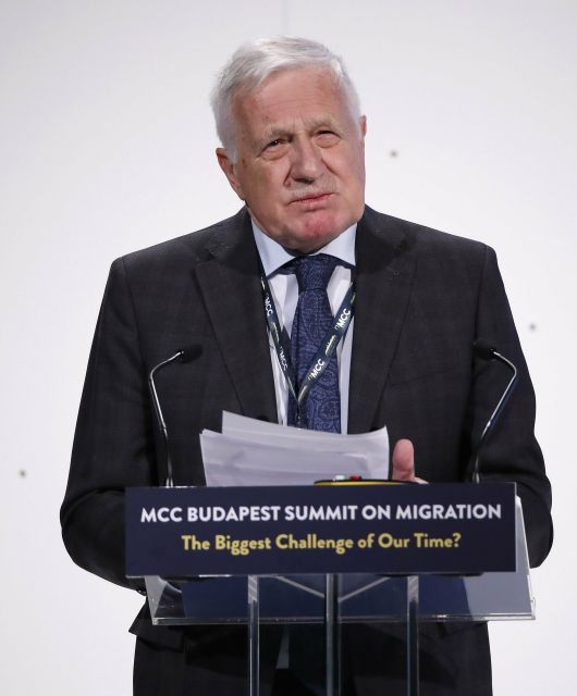 Václav Klaus na summitu v Budapešti.