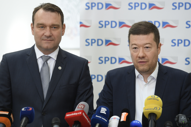 Zleva místopředseda SPD Radim Fiala a předseda Tomio Okamura.