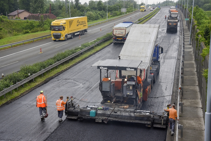 Dělníci si během volných přestávek vyslechnou od řidičů hodně nadávek.