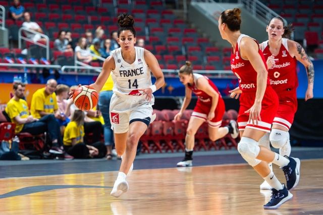 Francouzka Bria Hartleyová (vlevo) se snaží projít českou obranou.