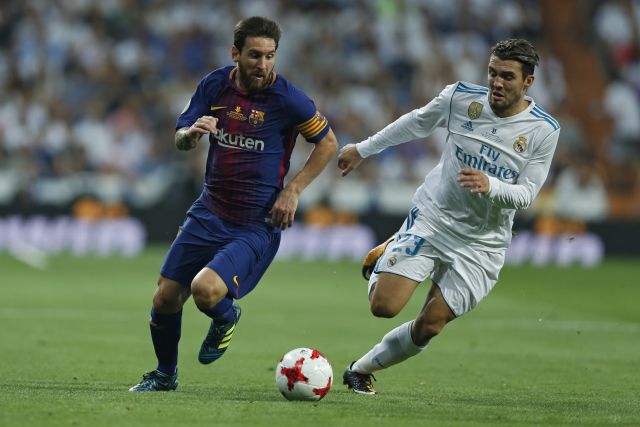 Mateo Kovačič (vpravo) ještě v dresu Realu Madrid při El CLásicu proti Barceloně.