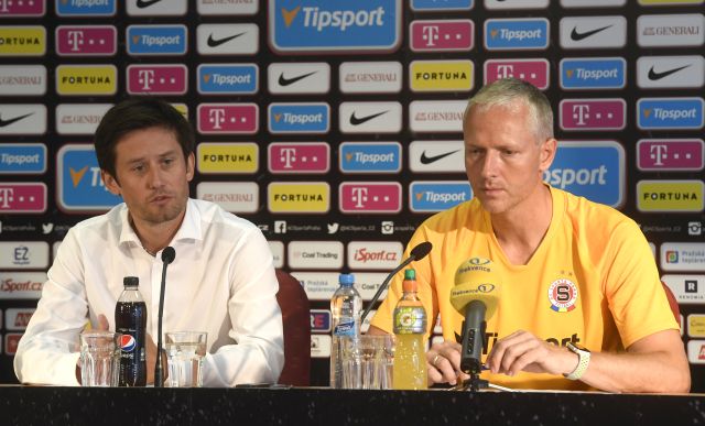 Jak postaví sestavu nový trenér Václav Jílek (vpravo)? Vedle něj sedí sportovní ředitel Sparty Tomáš Rosický.