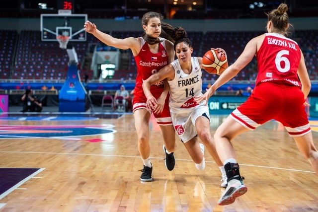 Francouzka Bria Hartley (v bílém) se snaží prodrat se českou obranou.