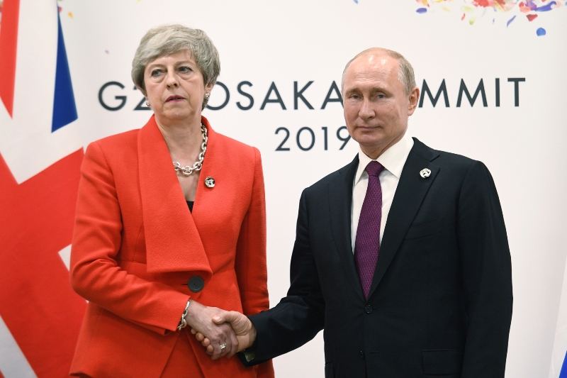 Britská premiérka Theresa Mayová a ruský prezident Vladimir Putin se poprvé setkali od Skripalovy kauzy.
