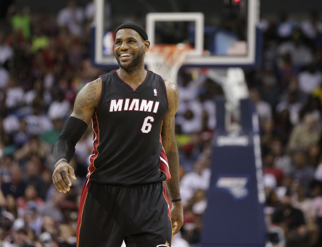 LeBron James v dresu Miami Heat s číslem šest.