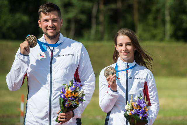 Šumová a Tomeček při převzetí bronzových medailí