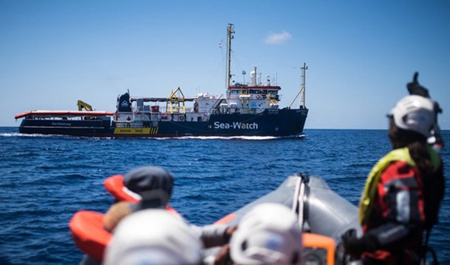 Loď německé neziskové organizace Sea-Watch měla čtyřicet zachráněných migrantů na palubě.
