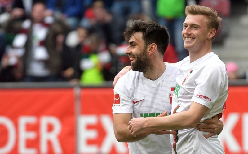 Český fotbalista Augsburgu Jan Morávek (vlevo).