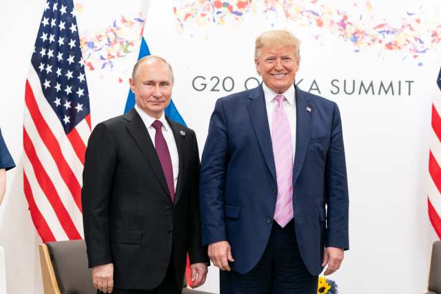 Vladimir Putin a Donald Trump na summitu v Ósace.