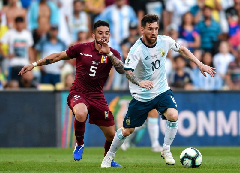 Lionel Messi (vpravo) v utkání Argentiny proti Venezuele.
