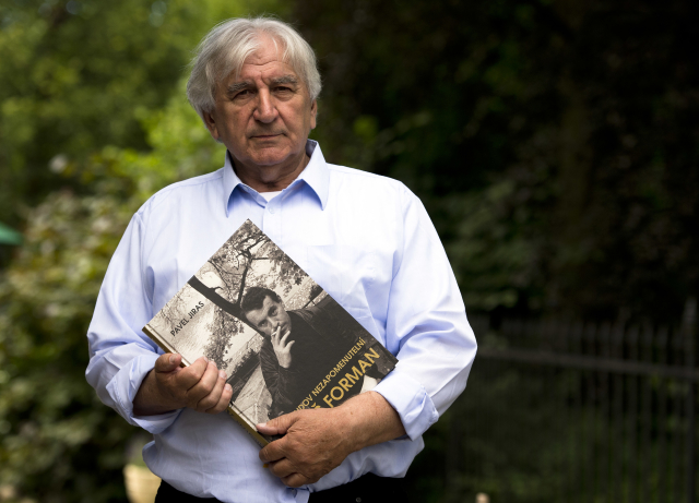 Filmový historik Pavel Jiras se svou knihou o režisérovi Miloši Formanovi.