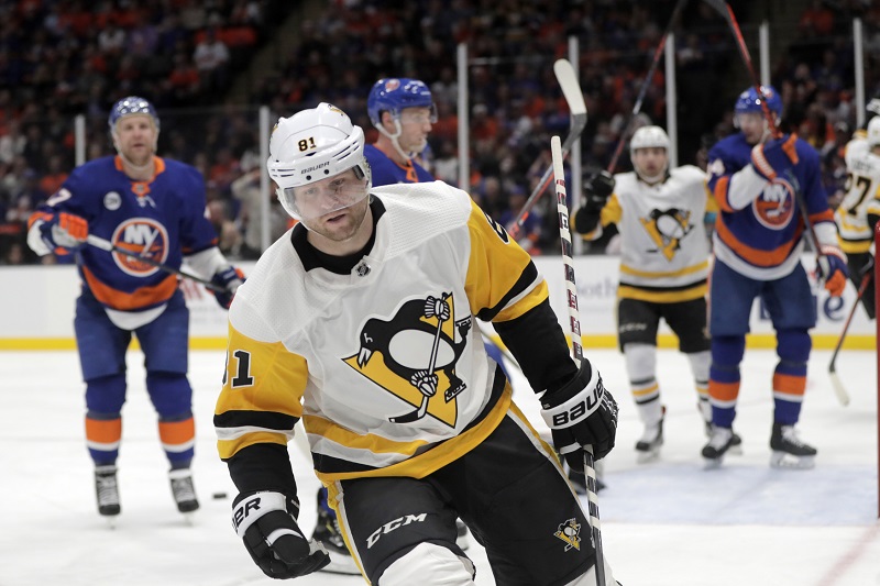 Hokejový útočník Phil Kessel po čtyřech letech opouští Pittsburgh a bude působit v Arizoně. Hokejový útočník Phil Kessel po čtyřech letech opouští Pittsburgh a bude působit v Arizoně.