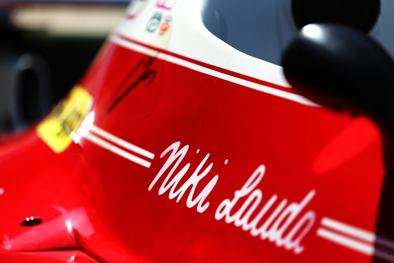 První zatáčka po startu na rakouském okruhu pro závody formule 1 ve Spielbergu nese ode dneška jméno Nikiho Laudy. 