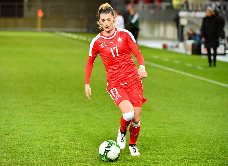 Švýcarská fotbalistka se pohřešuje, po skoku do vody nevyplavala.