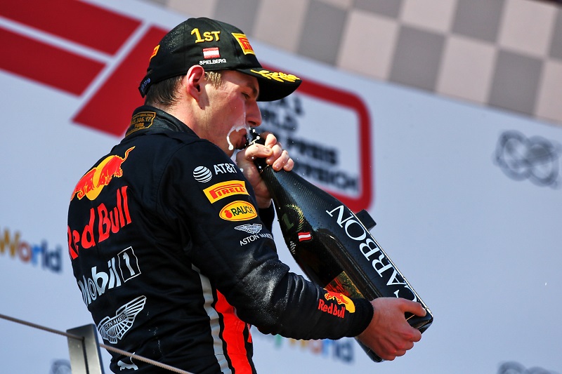 Max Verstappen ze stáje Red Bull obhájil vítězství ve Velké ceně Rakouska formule 1 a ukončil dosavadní nadvládu pilotů Mercedesu v sezoně. 