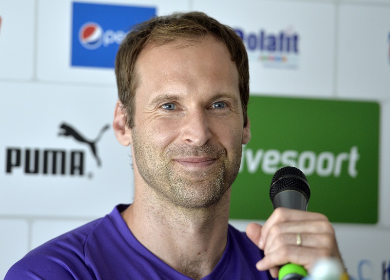Brankář Petr Čech po konci aktivní kariéry v pondělí v Londýně oficiální nastoupí do funkce poradce sportovního a technického úseku fotbalové Chelsea. 