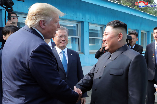 Zleva Donald Trump a Kim Čong-un.
