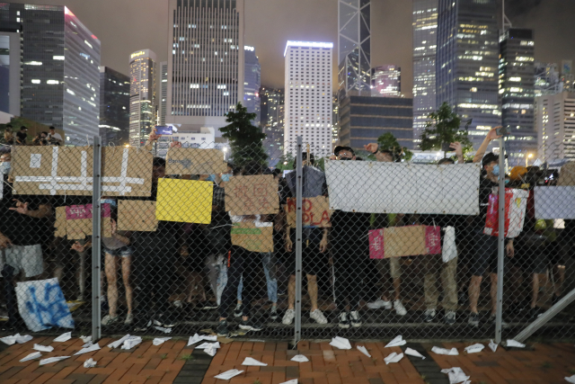 Protesty stovek lidí v Hongkongu.