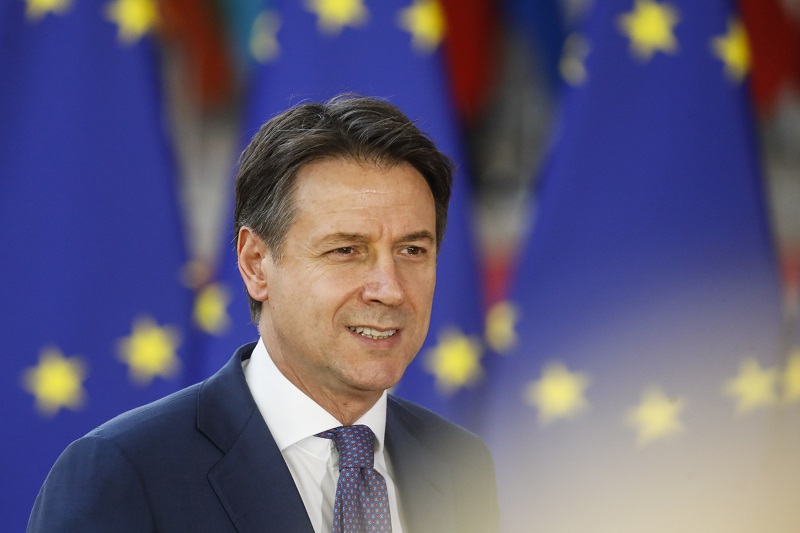 Italský premiér Giuseppe Conte přišel neplánovaně mezi novináře.
