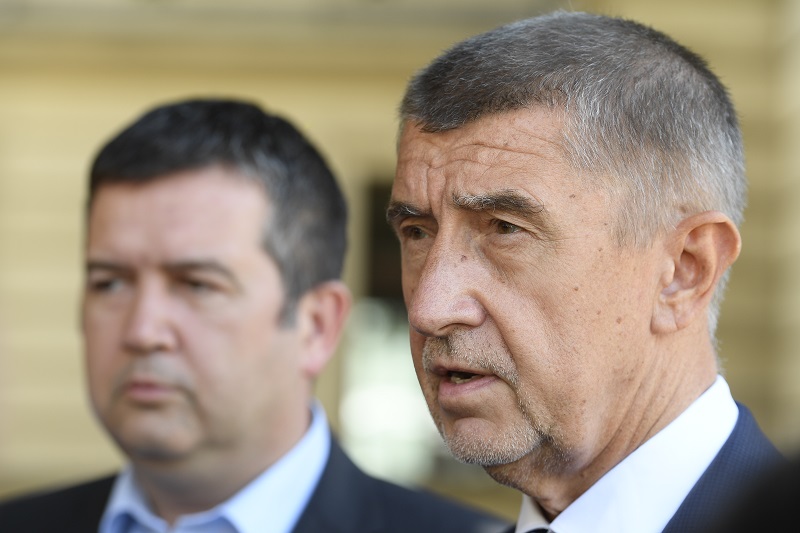 Schůzky v Lánech s prezidentem Zemanem by se kromě Andreje Babiše (vpravo) měl zúčastnit také Jan Hamáček (v pozadí).