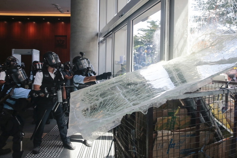 Policisté v Hongkongu museli použít i slzný plyn.