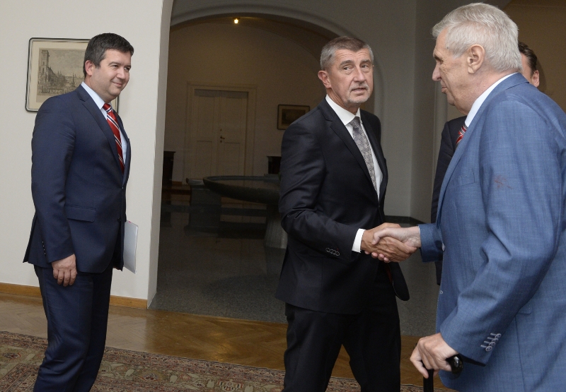 Prezident, premiér a ministr vnitra se sejdou až večer místo pozdního odpoledne.