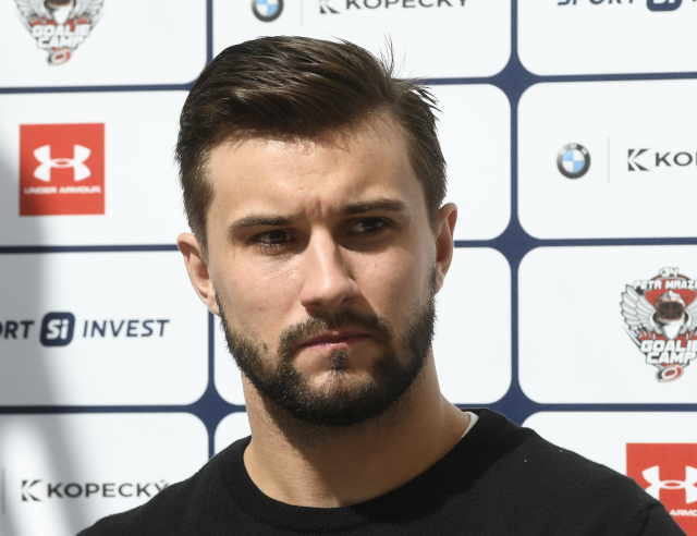 Český hokejový brankář Petr Mrázek.