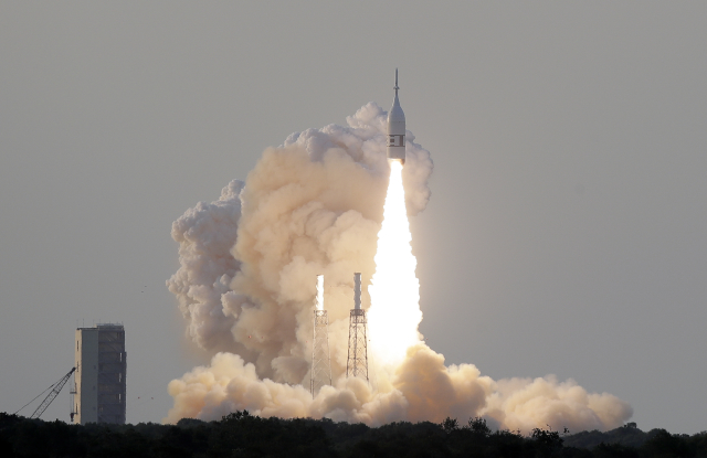 Fotografie zachycující testování záchranného systému vesmírné lodi Orion.