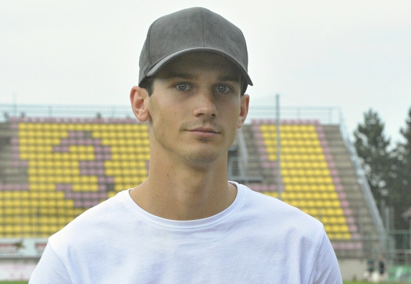Černý mění štaci, jeho rozvoj v Ajaxu zbrzdilo zranění.
