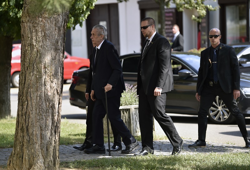 Prezident Miloš Zeman přijíždí na pohřeb Františka Čuby.