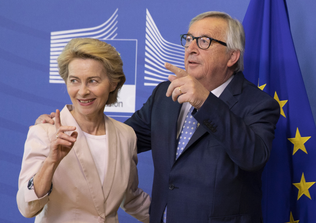 Předseda EK Jean-Claude Juncker a Ursula von der Leyenová.