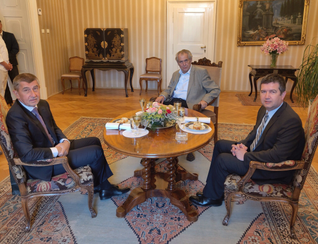 Zleva Andrej Babiš, Miloš Zeman a Jan Hamáček u jednoho stolu. 