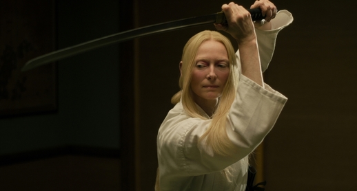Tilda Swintonová si zahrála jednu z vedlejších bizarních postav.