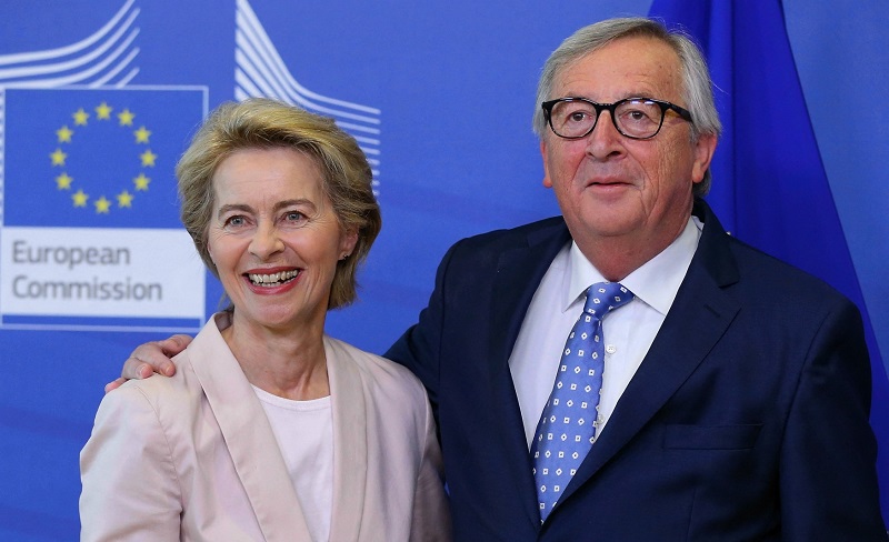 Jean-Claude Juncker (vpravo) svou nástupkyni podporou.