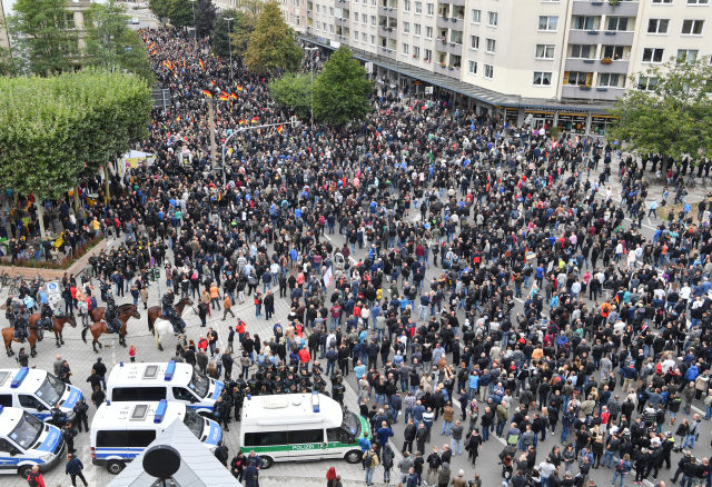 Účastníci krajně pravicové demonstrace.