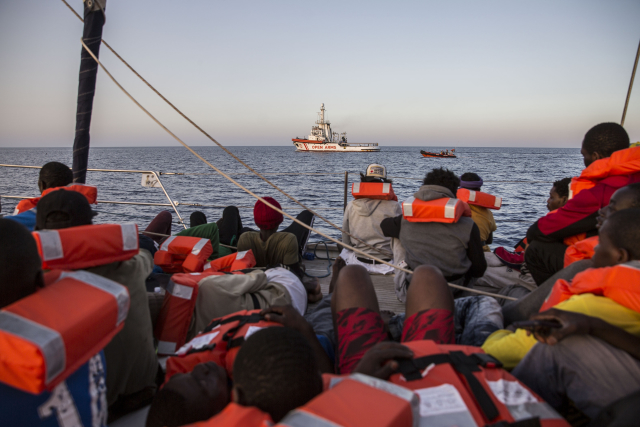 Humanitární loď s migranty.
