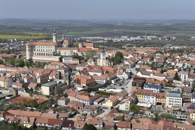 Pohled ze Svatého kopečku na Mikulov.
