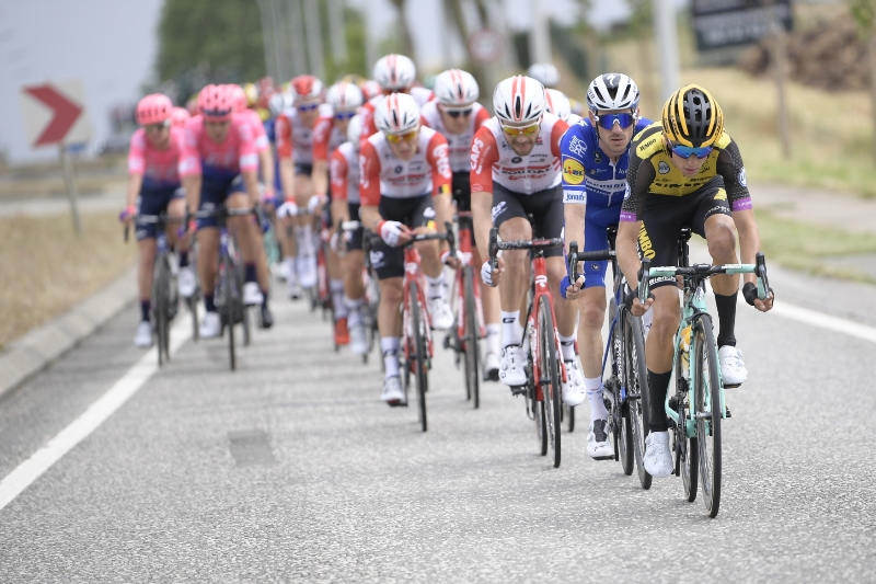 Tour de France má za sebou první etapu, kterou vyhrál Nizozemec Teunissen.