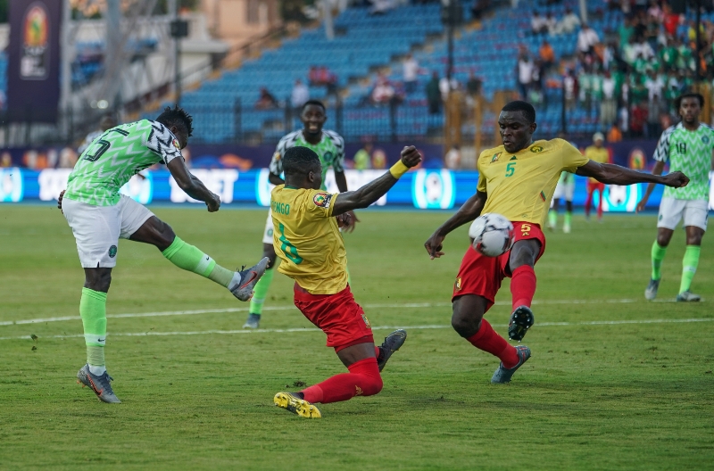 Kamerun v očekávaném osmifinále podlehl v přestřelce Nigérii.