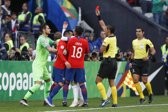 Lionel Messi a Gary Medel byli po vzájemném postrkování vyloučeni v zápase o třetí místo na Copě América.