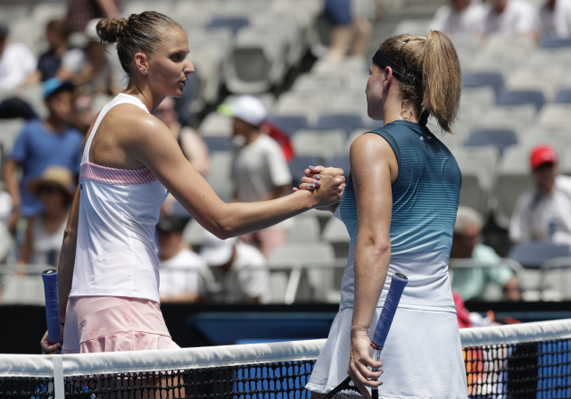 Karolína Plíšková (vlevo) si podává ruku s Karolínou Muchovou na letošním Australian Open. Karolína Plíšková (vlevo) si podává ruku s Karolínou Muchovou na letošním Australian Open.