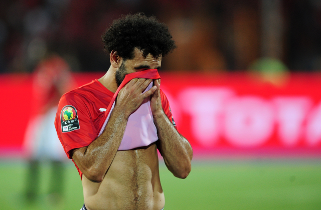 Smutný Mohamed Salah po vyřazení z mistrovství Afriky.