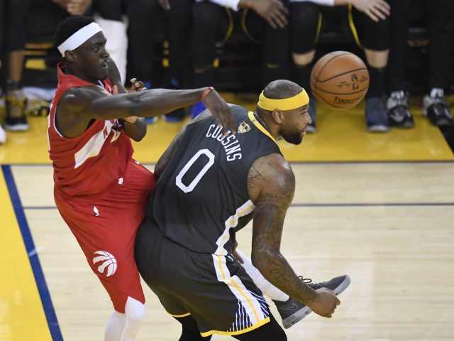 DeMarcus Cousins (vpravo) při nedávném finále play-off NBA proti Torontu.