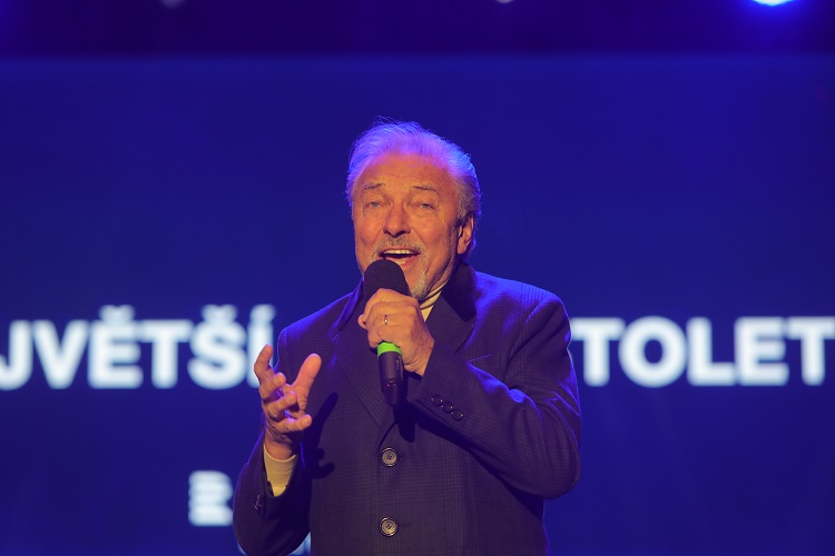 Zpěvák Karel Gott.
