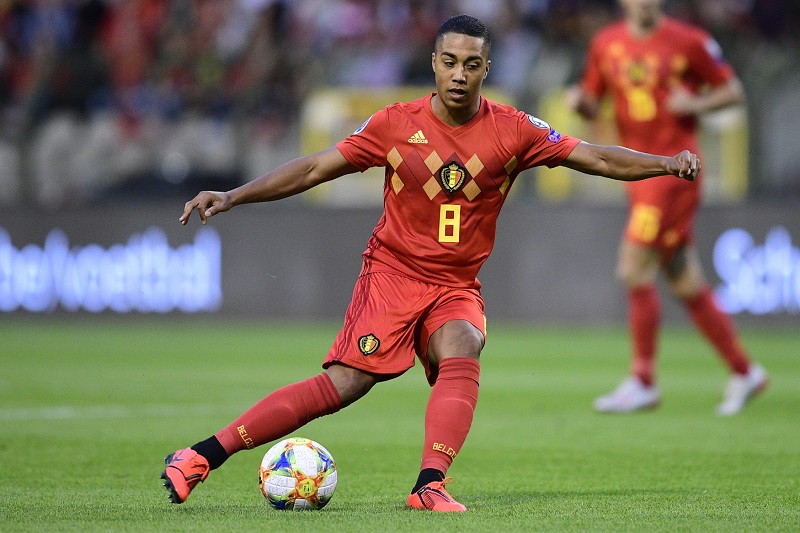 Belgický záložník Youri Tielemans přestoupil z Monaka do Leicesteru.