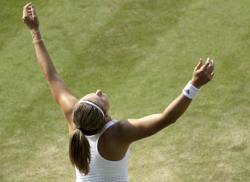 Český tenistka Karolína Muchová a její radost po životním postupu do čtvrtfinále Wimbledonu.