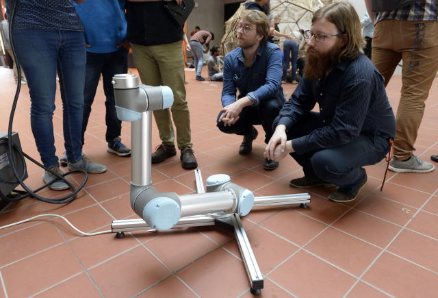 Studenti z ČVUT v Praze v Praze za pomoci kolaborativního robota vytvořili model buňky, která měla sloužit jako obydlí na Marsu.